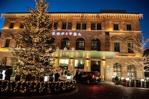 Front of property â evening/night