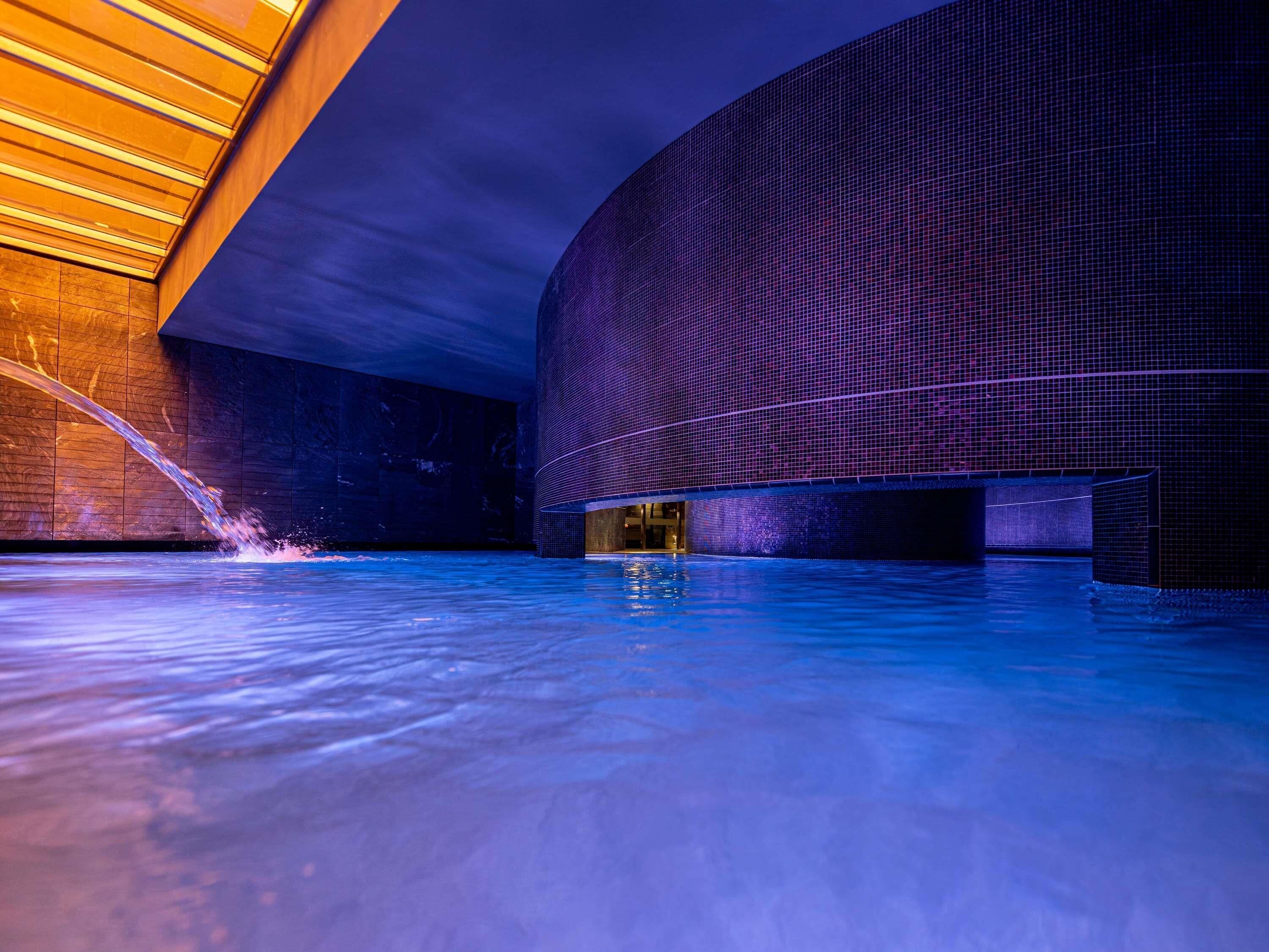 Sauna, hot tub, steam room, Turkish bath/hammam, body treatments