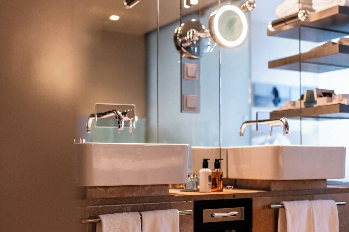 imperial suite - king size bed - glamorous new hollywood look | bathroom | designer toiletries, hair dryer, bathrobes, slippers
