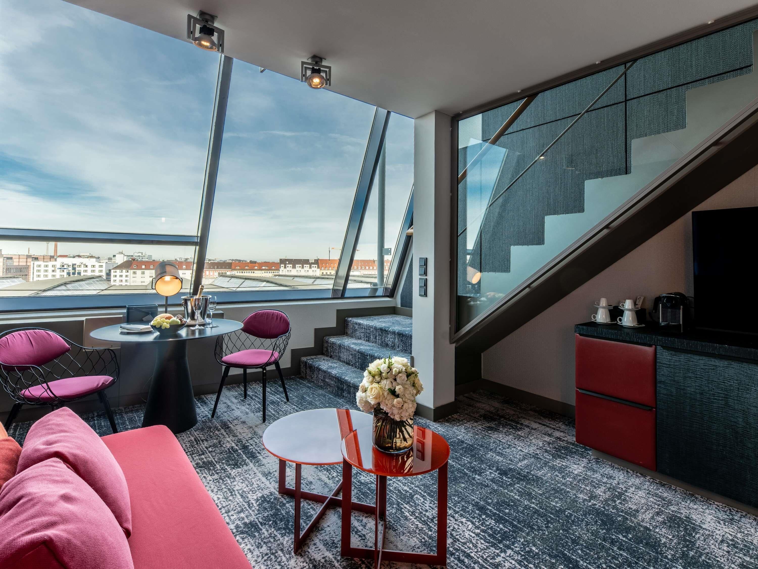 Suite Junior, pemandangan kota (Duplex) | Seprai premium, selimut bulu angsa, bantalan ekstra lembut, dan minibar