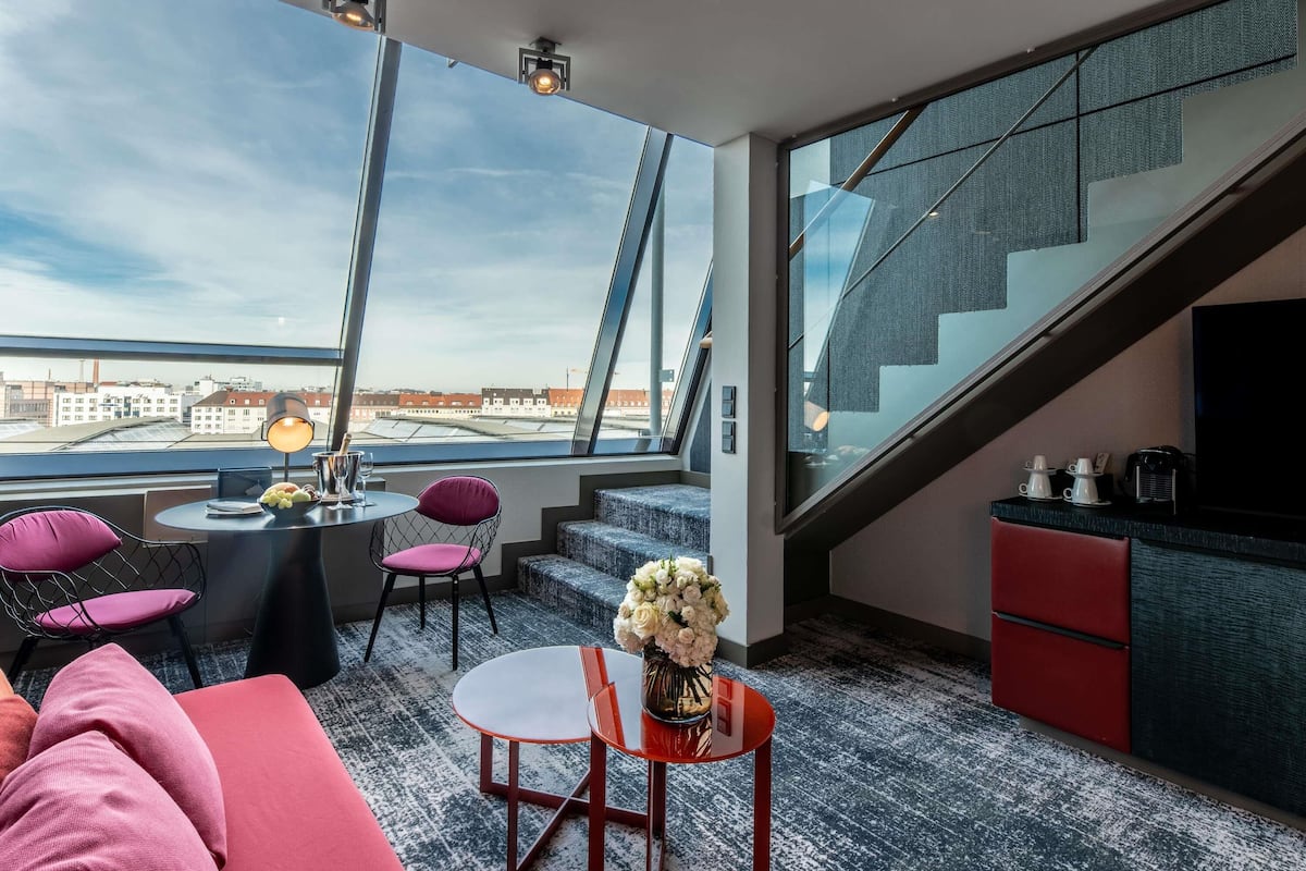 Suite Junior, pemandangan kota (Duplex) | Seprai premium, selimut bulu angsa, bantalan ekstra lembut, dan minibar