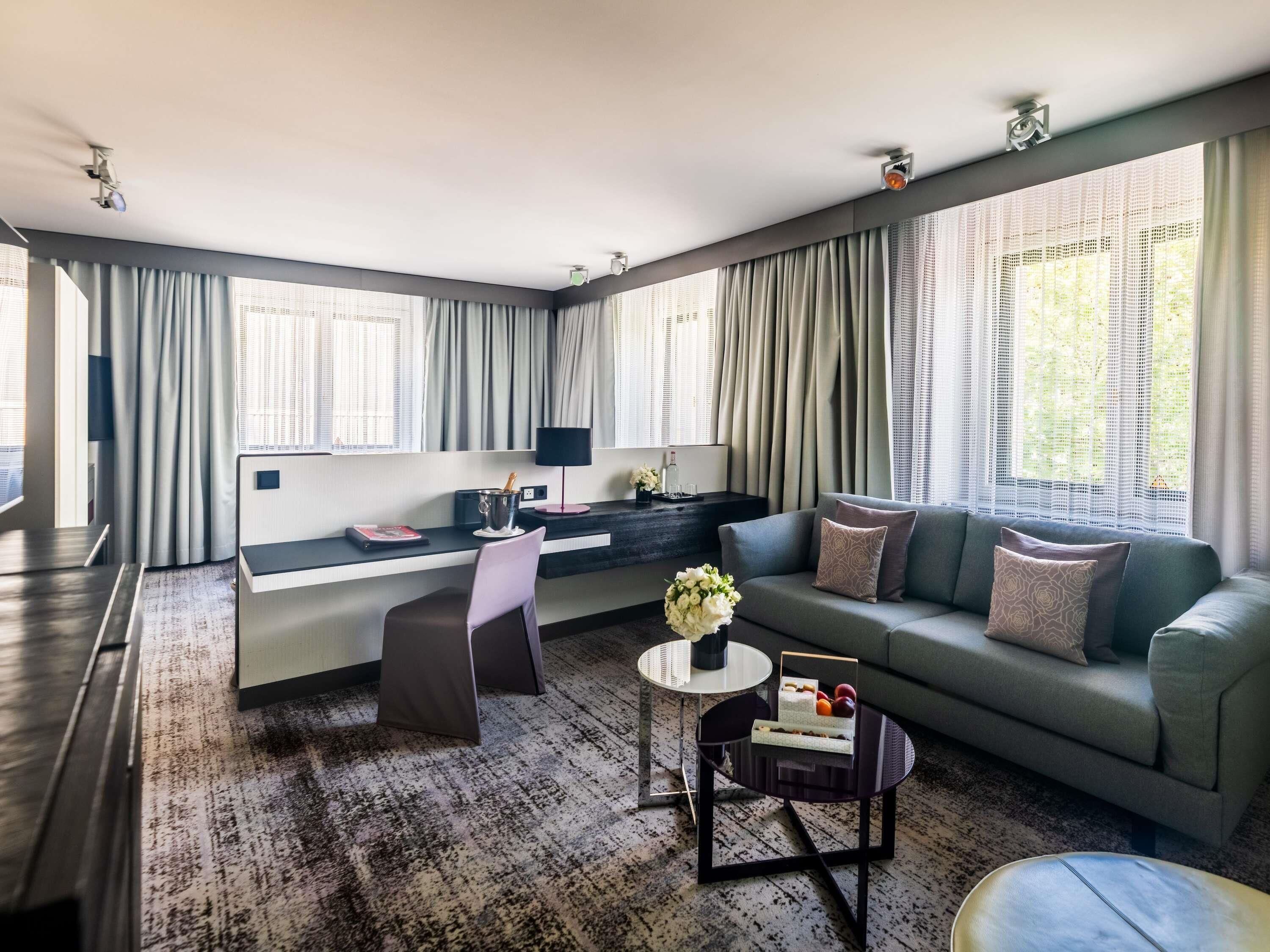 Junior Suite, 1 Queen Bed, Corner (Executive)