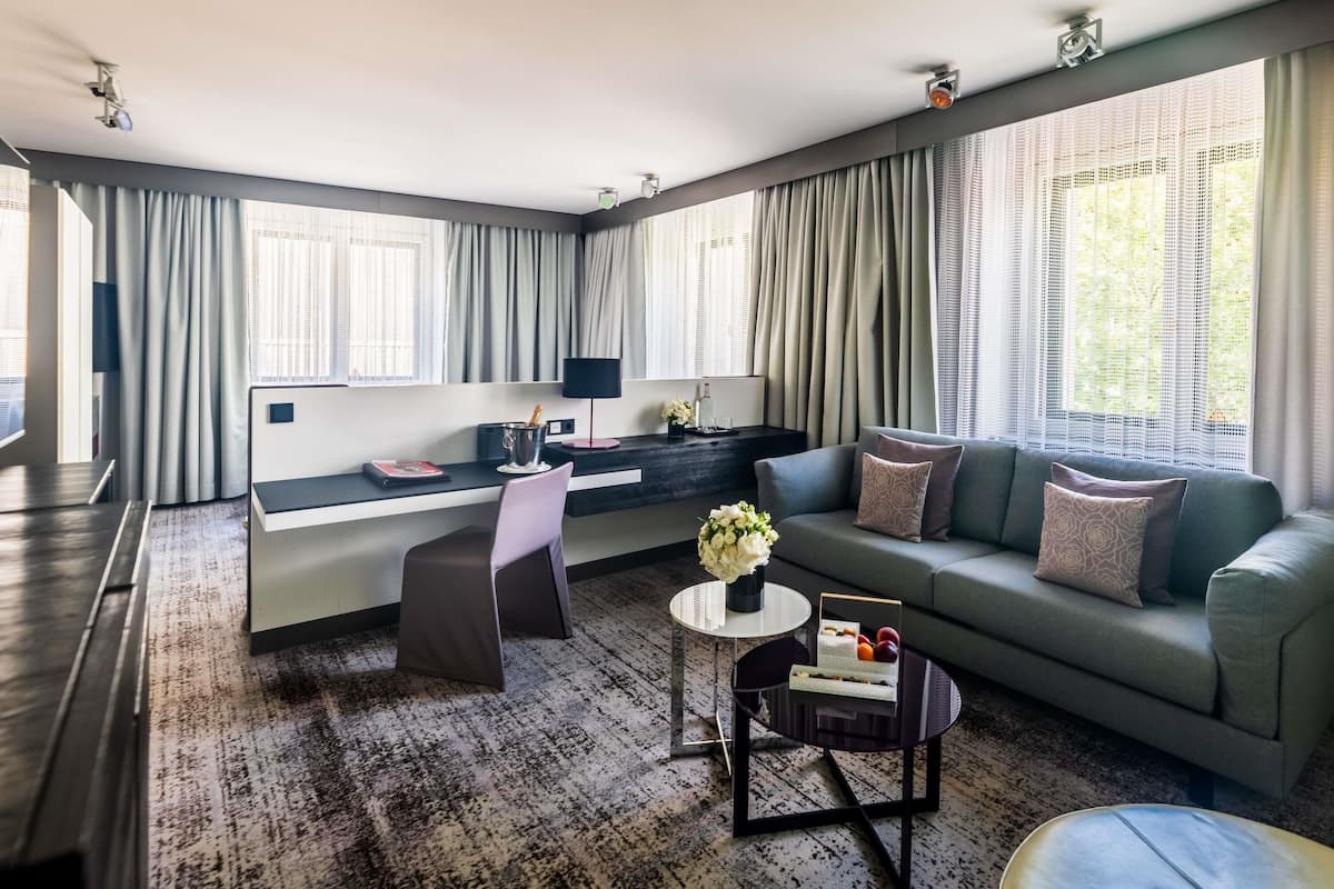 Junior Suite, 1 Queen Bed, Corner (Executive)