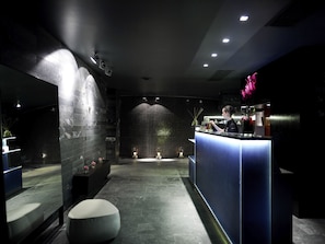 Sauna, hot tub, steam room, Turkish bath/hammam, body treatments