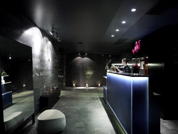 Un sauna, una bañera de hidromasaje, baño turco, baño turco/hammam
