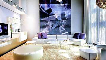 IMPERIAL SUITE - King Size Bed - Glamorous New Hollywood Look | 1 多间卧室、高档床上用品、羽绒被、加厚床垫