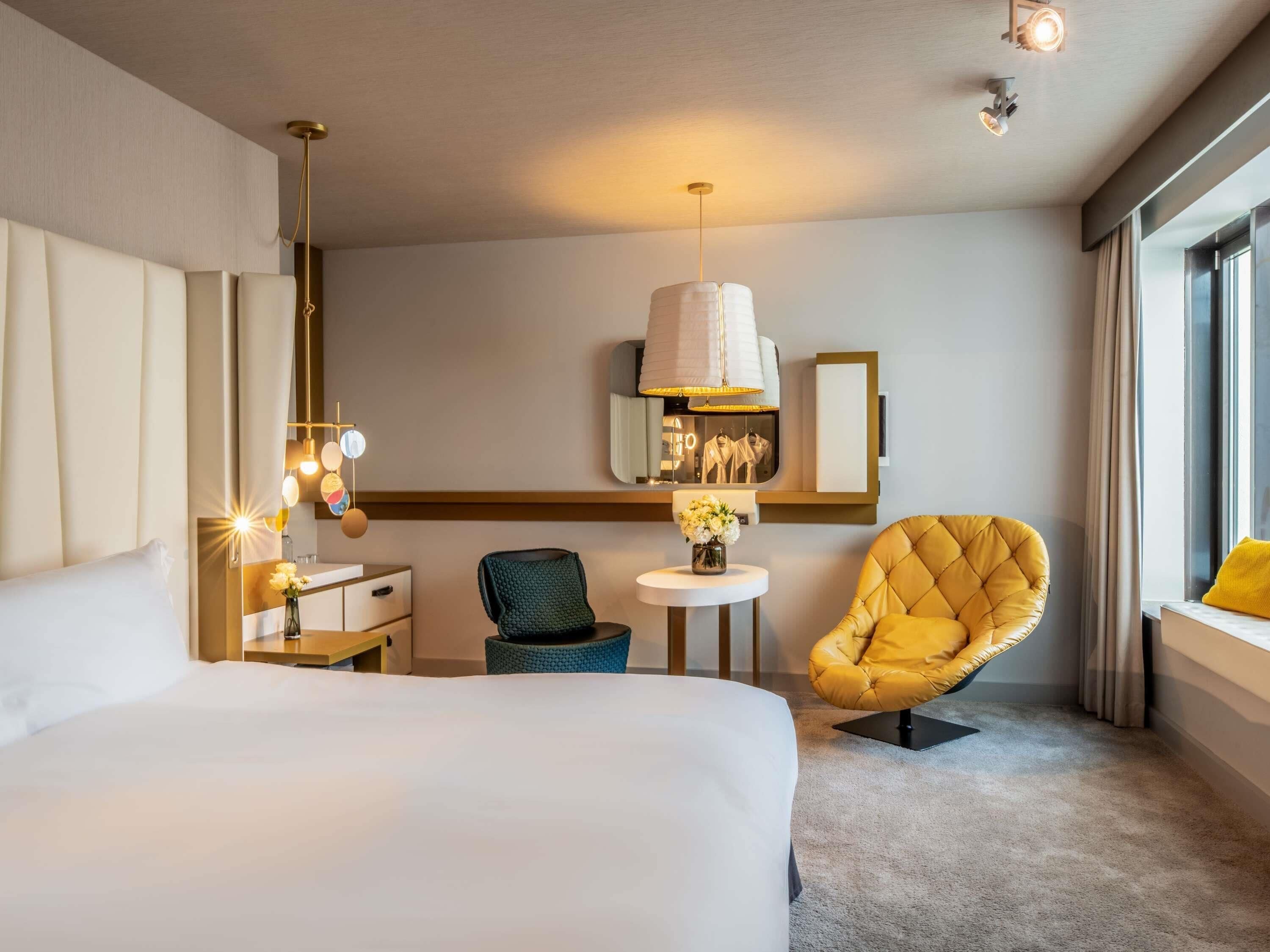 Kamar Mewah | Seprai premium, selimut bulu angsa, bantalan ekstra lembut, dan minibar