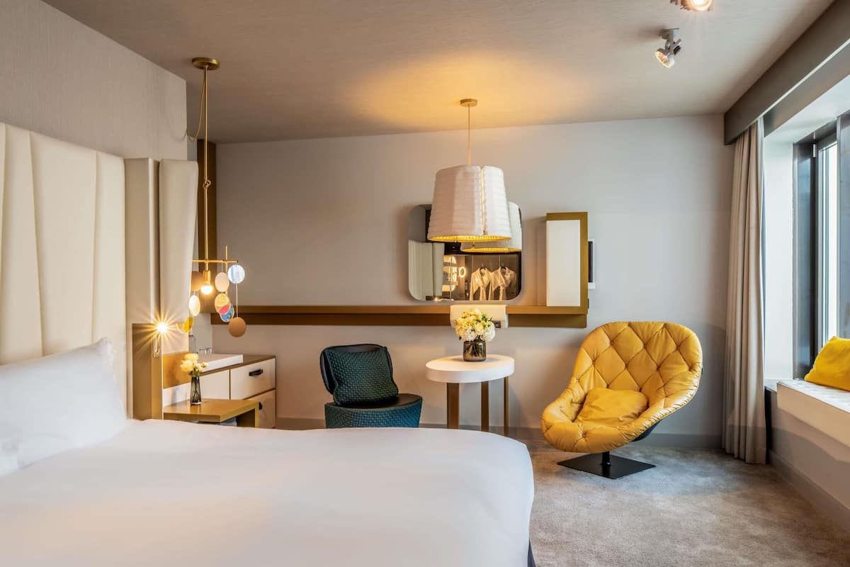 Kamar Mewah | Seprai premium, selimut bulu angsa, bantalan ekstra lembut, dan minibar