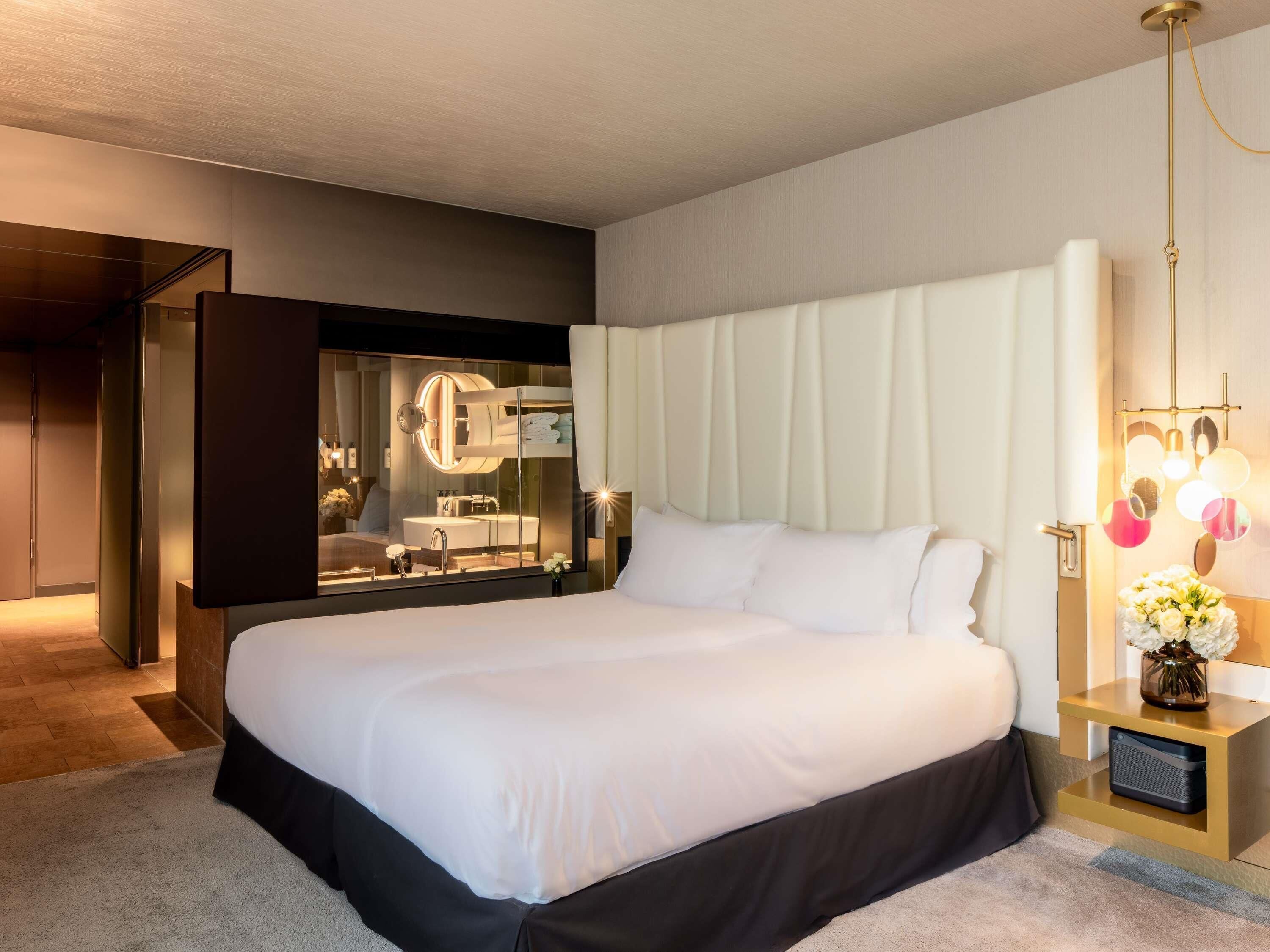 Kamar Mewah | Seprai premium, selimut bulu angsa, bantalan ekstra lembut, dan minibar