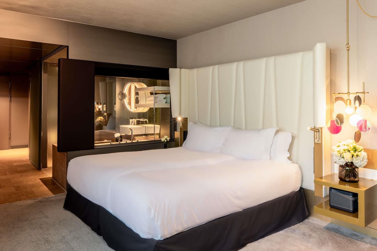 Kamar Mewah | Seprai premium, selimut bulu angsa, bantalan ekstra lembut, dan minibar