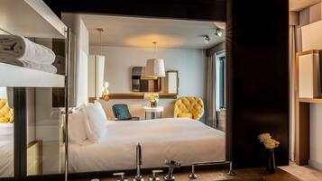 Habitación de lujo | Ropa de cama de alta calidad, edredón, camas con pillow-top y minibar