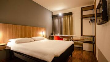 Standardzimmer, 1 Doppelbett | Minibar, Schreibtisch, schallisolierte Zimmer, kostenloses WLAN