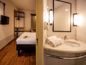 Standard Room, 1 Double Bed | Minibar, desk, soundproofing, free WiFi
