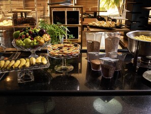 Bữa sáng buffet hàng ngày (41 BRL/mỗi người) 