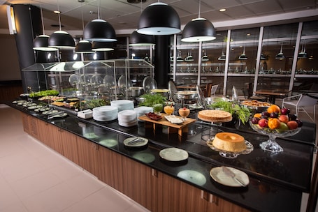 Se sirven desayunos y cenas, cocina internacional. ibis Betim