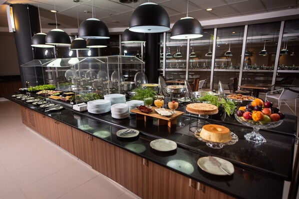 Se sirven desayunos, cenas y cocina internacional 