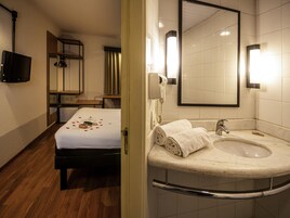 Minibar, escritorio, sistema de insonorización y wifi gratis 