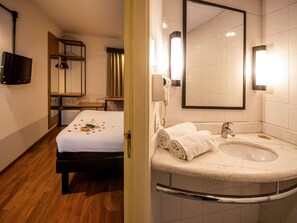 Habitación estándar, 1 cama matrimonial | Baño | Regadera, amenidades de baño ecológicas, secadora de cabello, toallas 