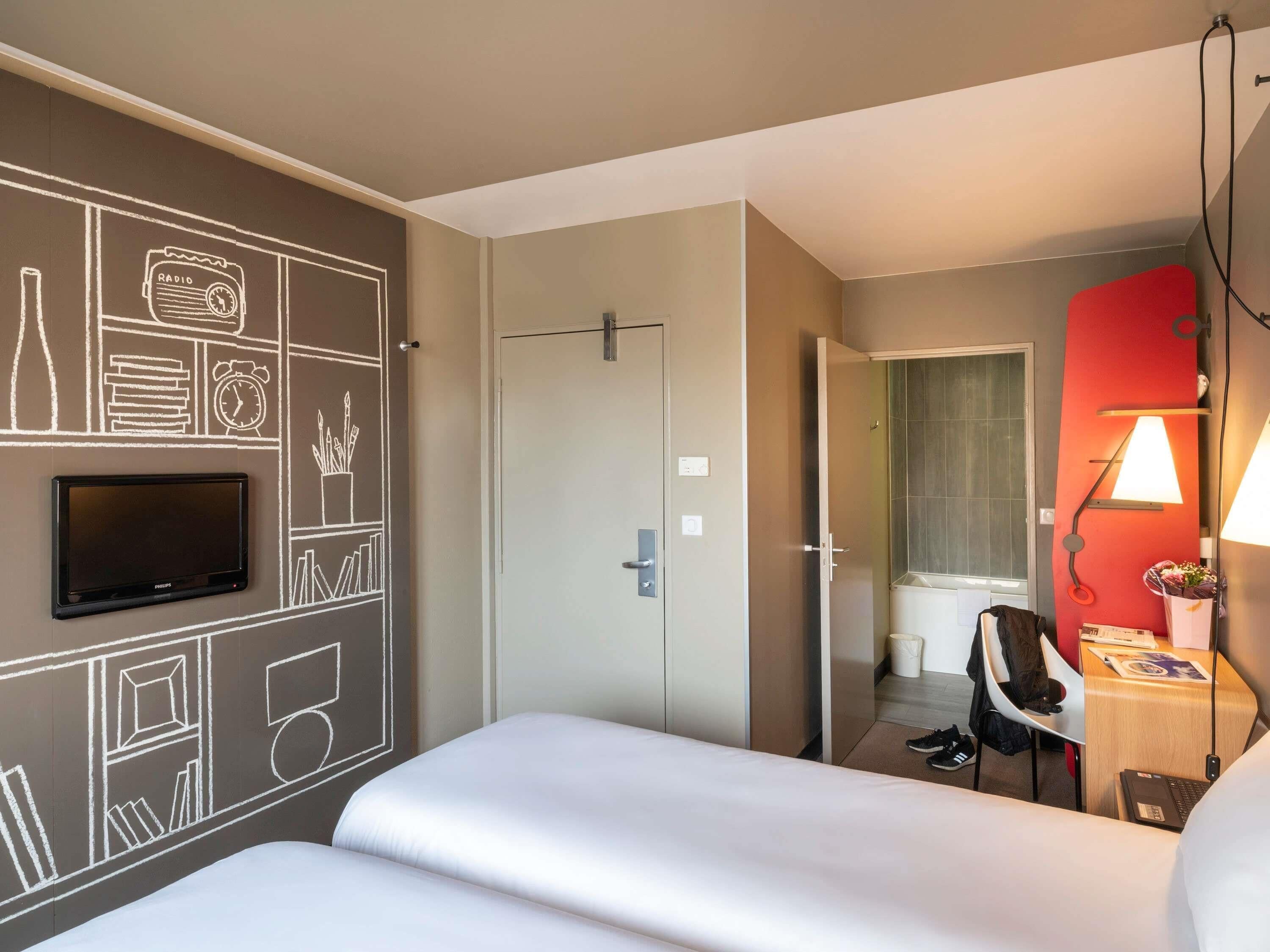Standard Room, 2 Twin Beds | Desk, laptop workspace, blackout drapes, soundproofing