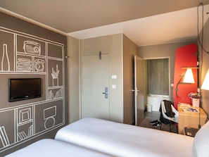 Desk, laptop workspace, blackout curtains, soundproofing - ibis Saint Gratien (Saint-Gratien)