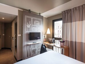 Standard Room, 1 Double Bed | 1 bedroom, desk, laptop workspace, blackout drapes