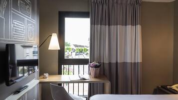Standaard kamer, 1 tweepersoonsbed | Een bureau, een laptopwerkplek, verduisterende gordijnen