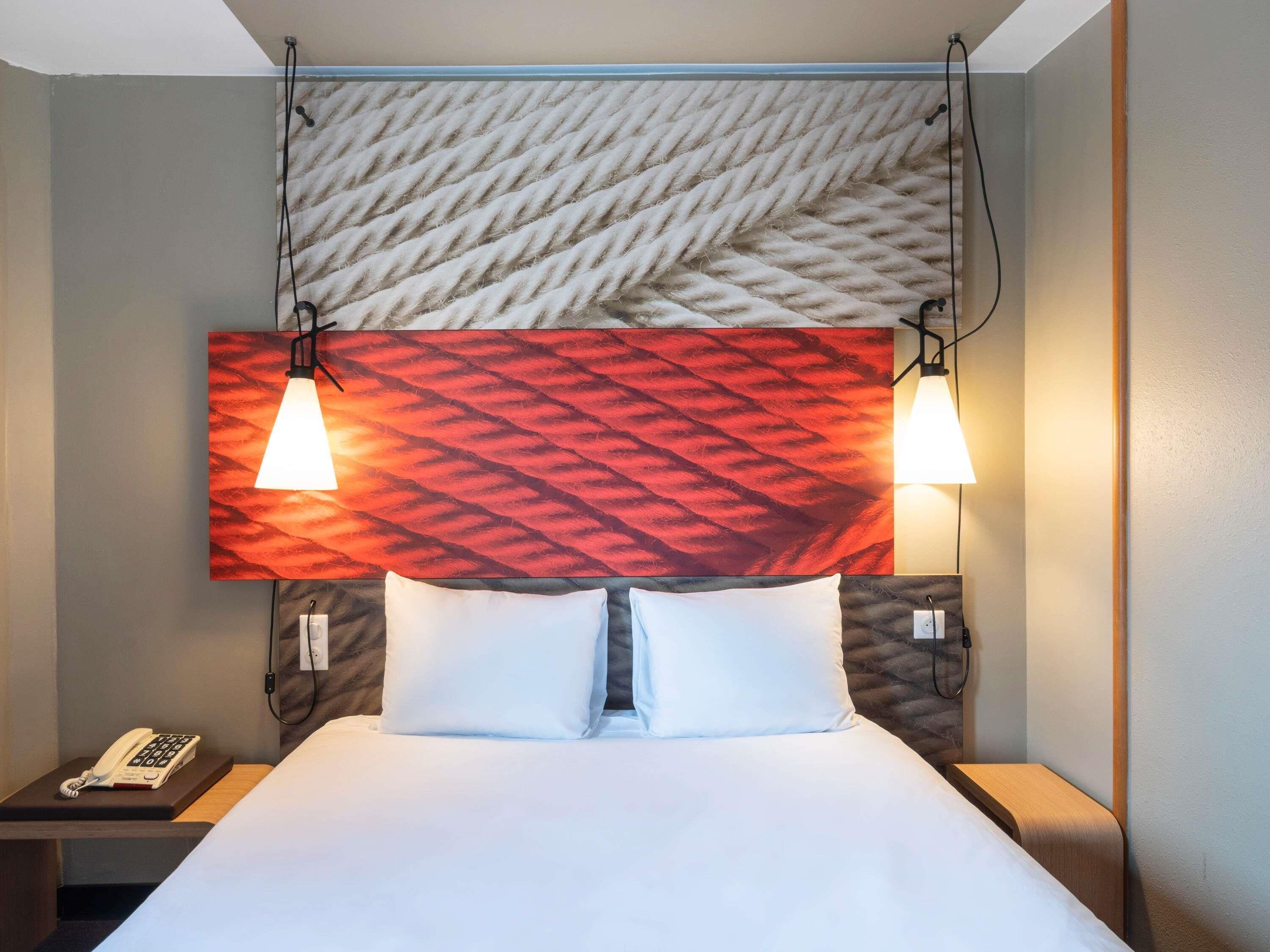 Escritorio, espacio para trabajar con un portátil, cortinas opacas