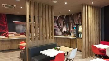 بوفيه فطور يوميًا بتكلفة قدرها (14 EUR للشخص)