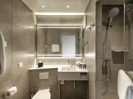 Douche, articles de toilette écologiques, sèche-cheveux. Novotel Muenchen Messe
