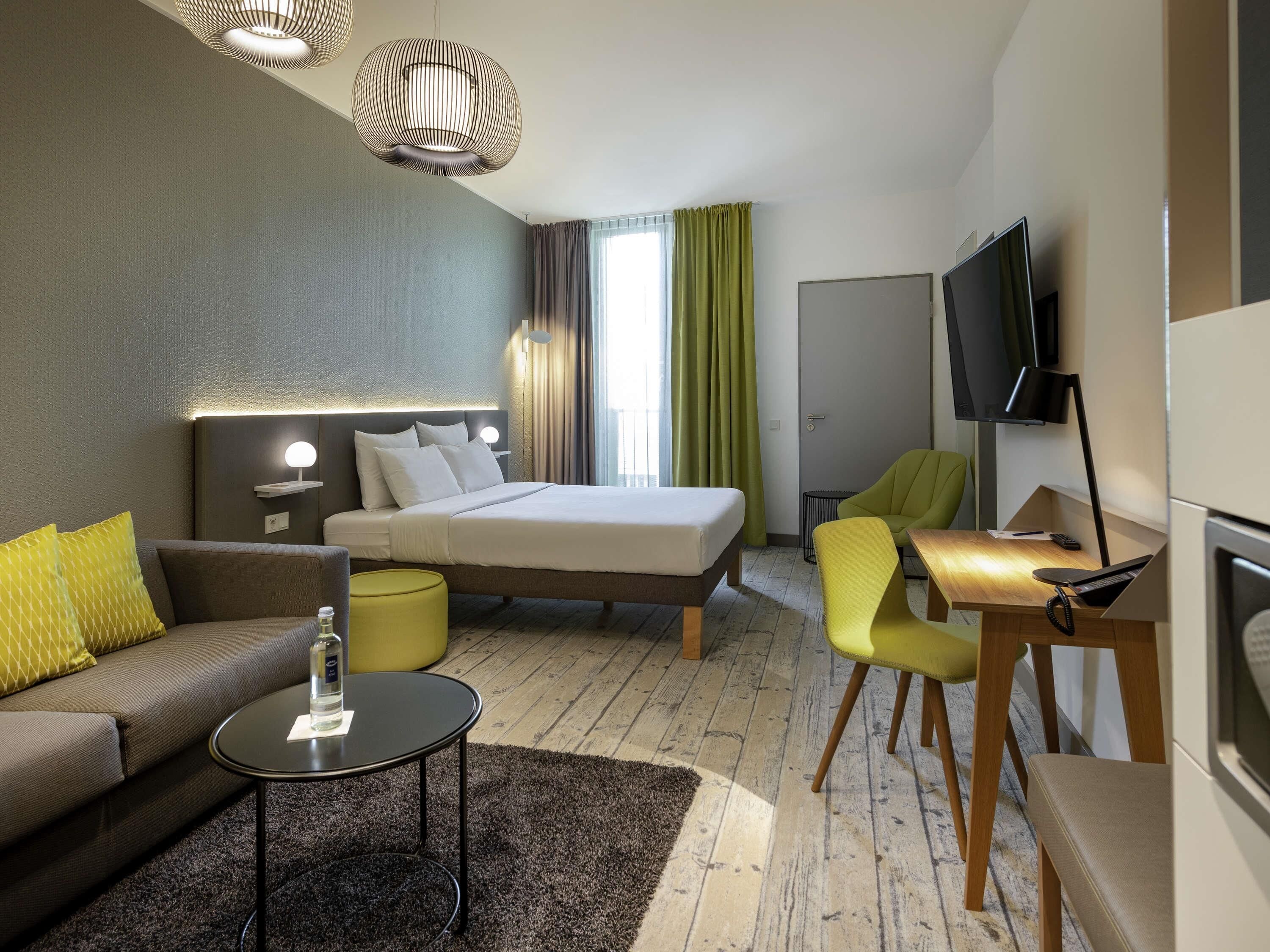 Ropa de cama hipoalergénica, minibar, caja fuerte y escritorio