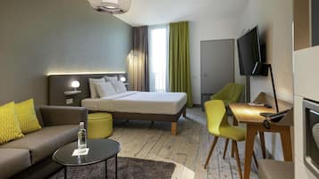 Ropa de cama hipoalergénica, minibar, caja fuerte y escritorio