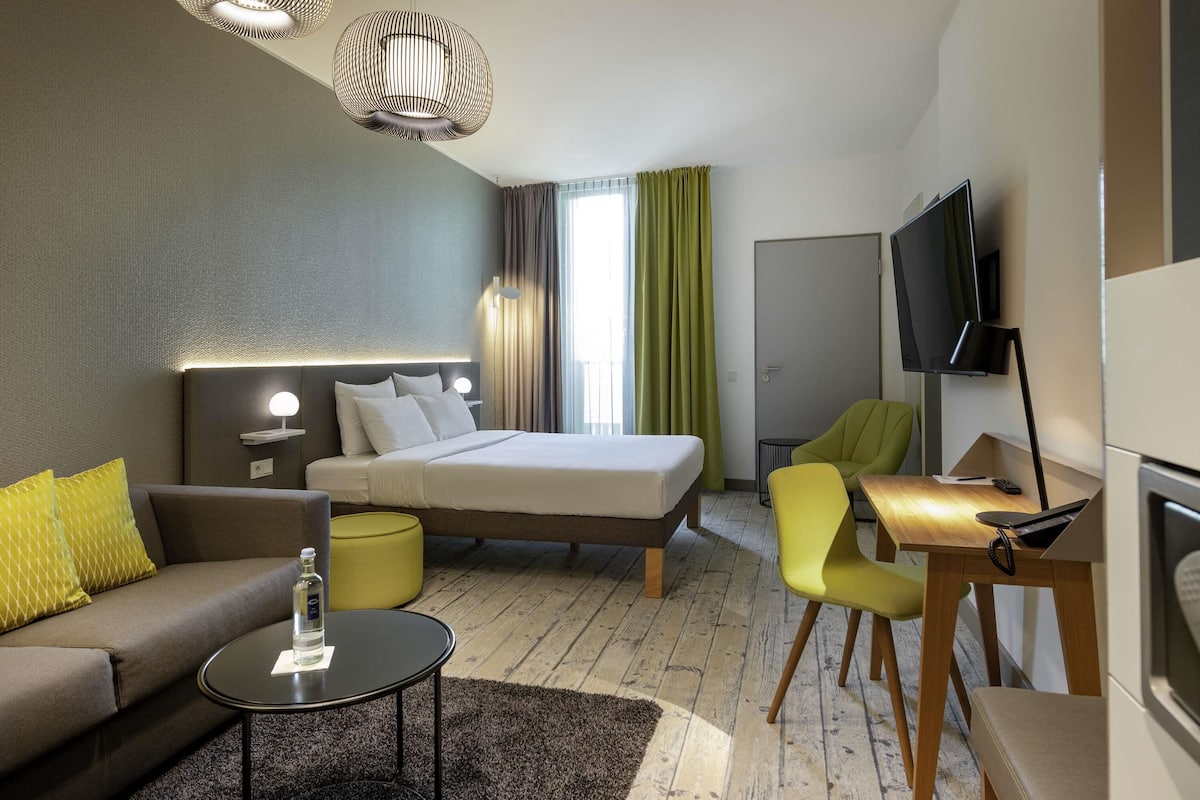 Hypo-allergenic bedding, minibar, in-room safe, desk
