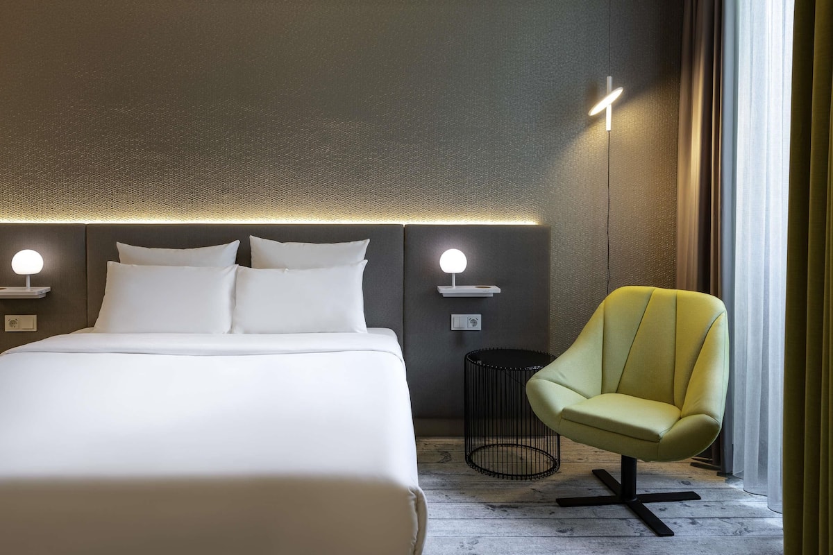 Hypo-allergenic bedding, minibar, in-room safe, desk