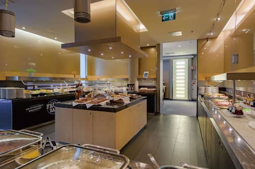 Petit déjeuner buffet servi tous les jours en supplément
