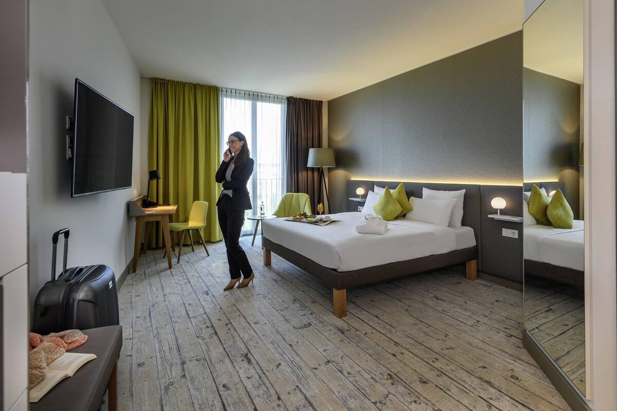 Hypo-allergenic bedding, minibar, in-room safe, desk