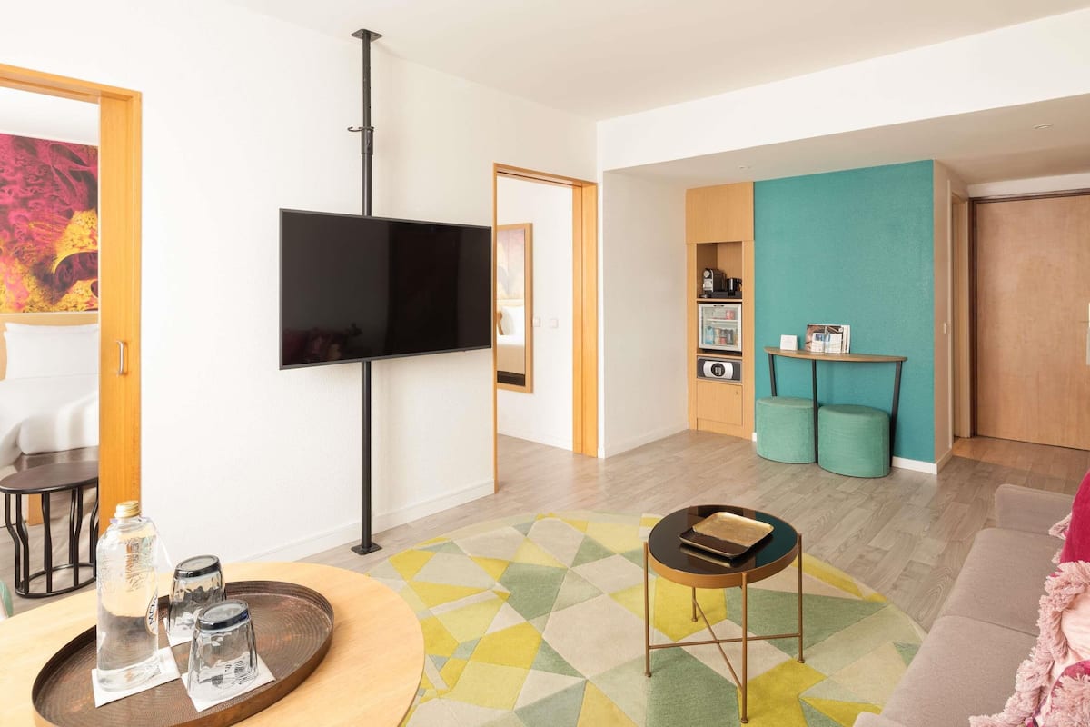 superior suite, 1 queen bed with sofa bed | 1 bedroom, hypo-allergenic bedding, down duvets, minibar