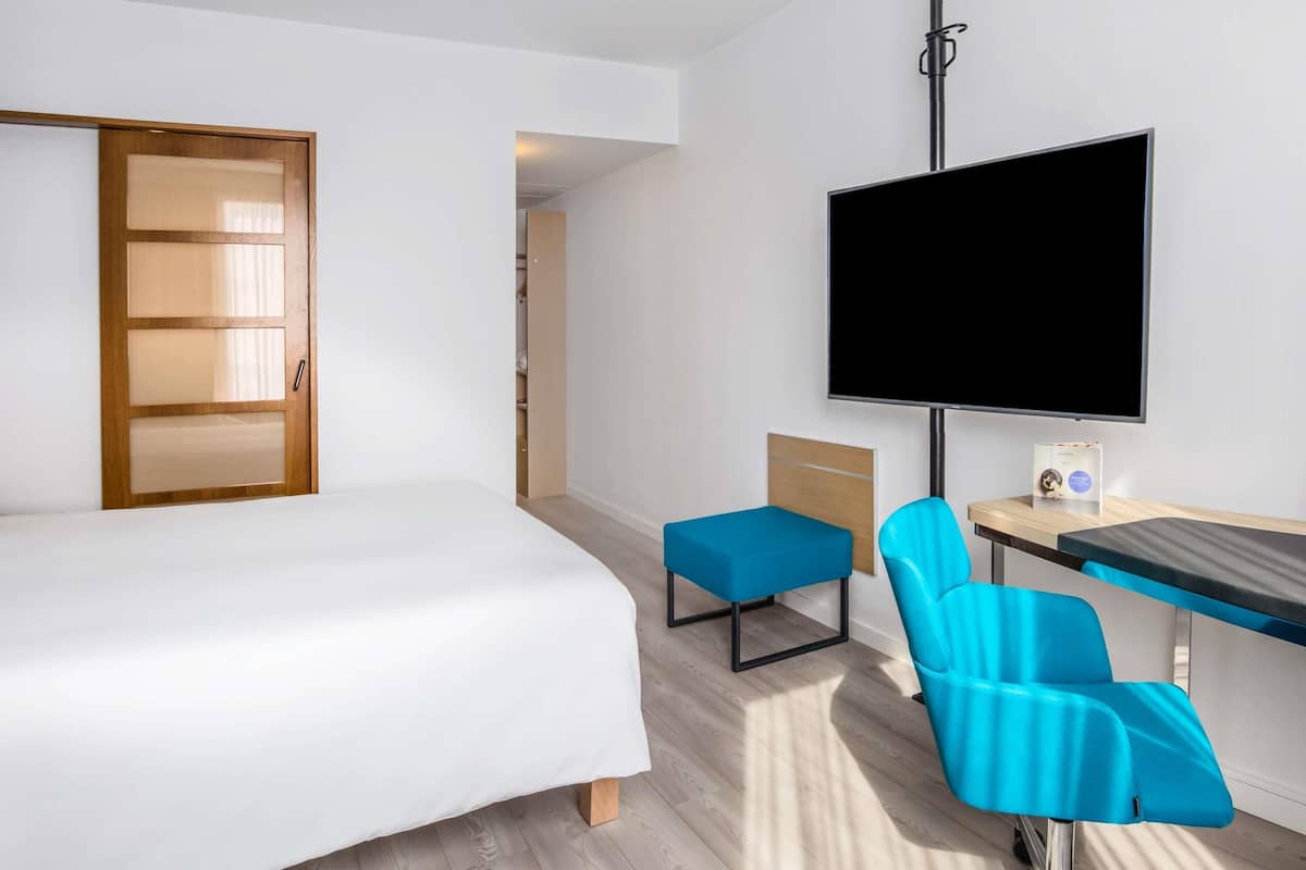 Executive Room, 1 Queen Bed | Hypo-allergenic bedding, down comforters, minibar, in-room safe