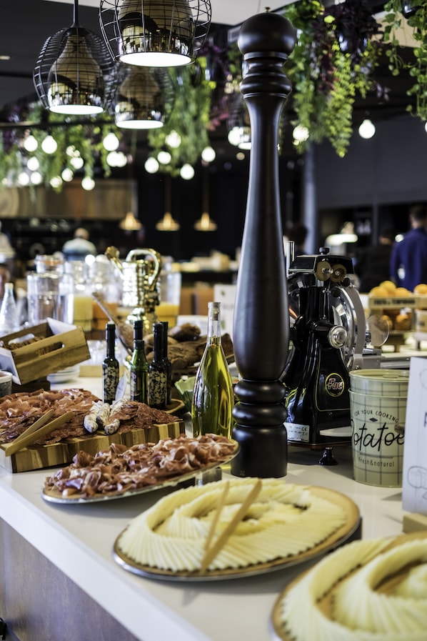 Desayuno buffet diario (EUR 19 por persona)