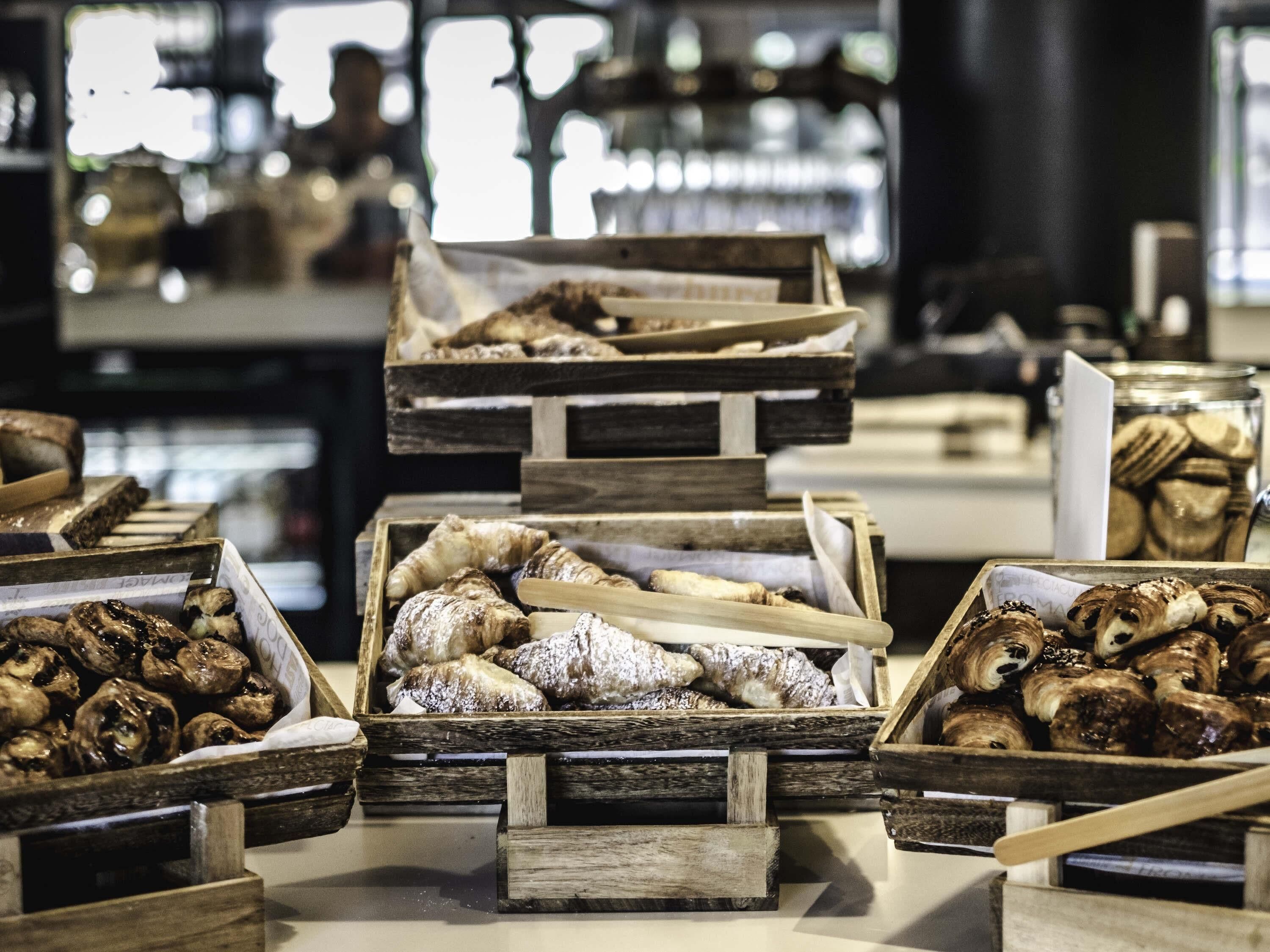 อาหารเช้าแบบบุฟเฟ่ต์ทุกวัน (EUR 19 ต่อคน)