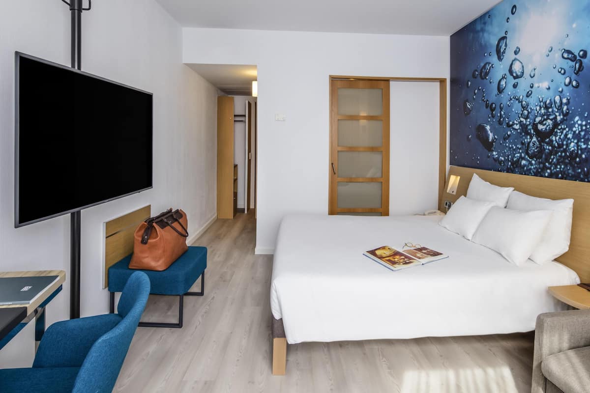 Executive Room, 1 Queen Bed with Sofa bed | 1 bedroom, hypo-allergenic bedding, down comforters, minibar