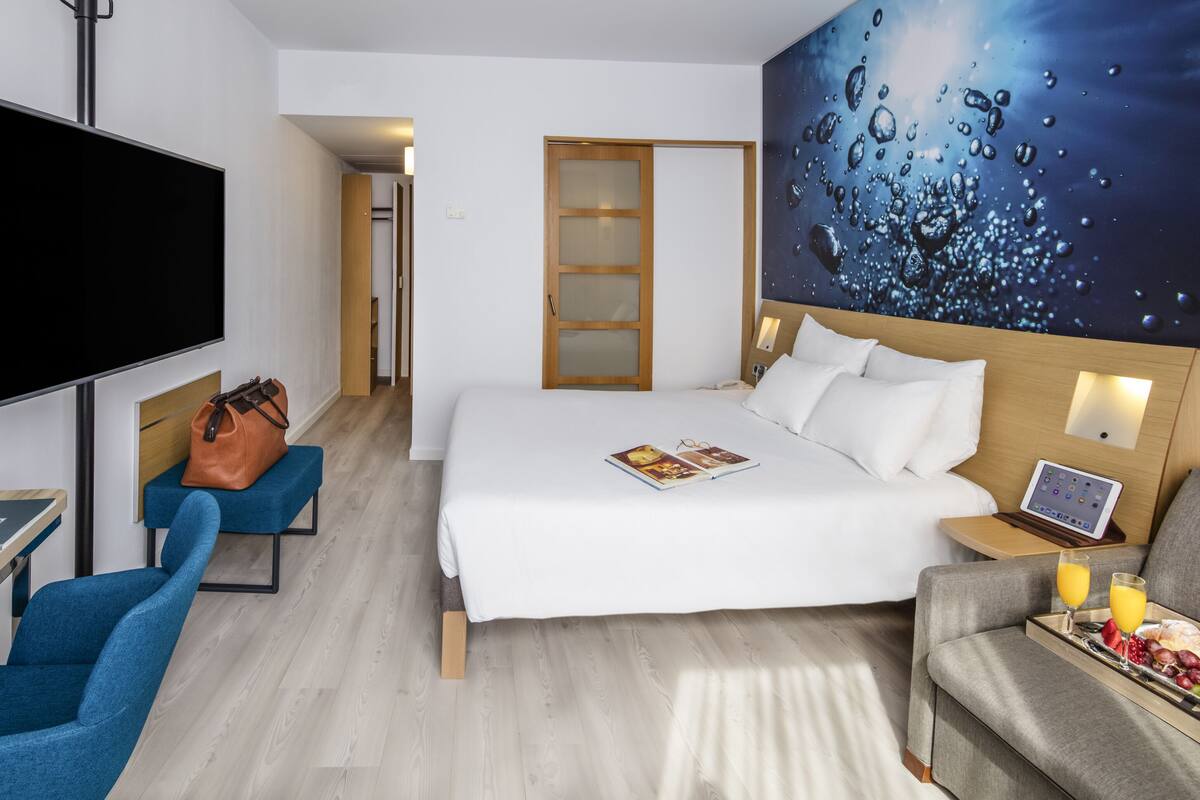Hypo-allergenic bedding, down duvets, minibar, in-room safe