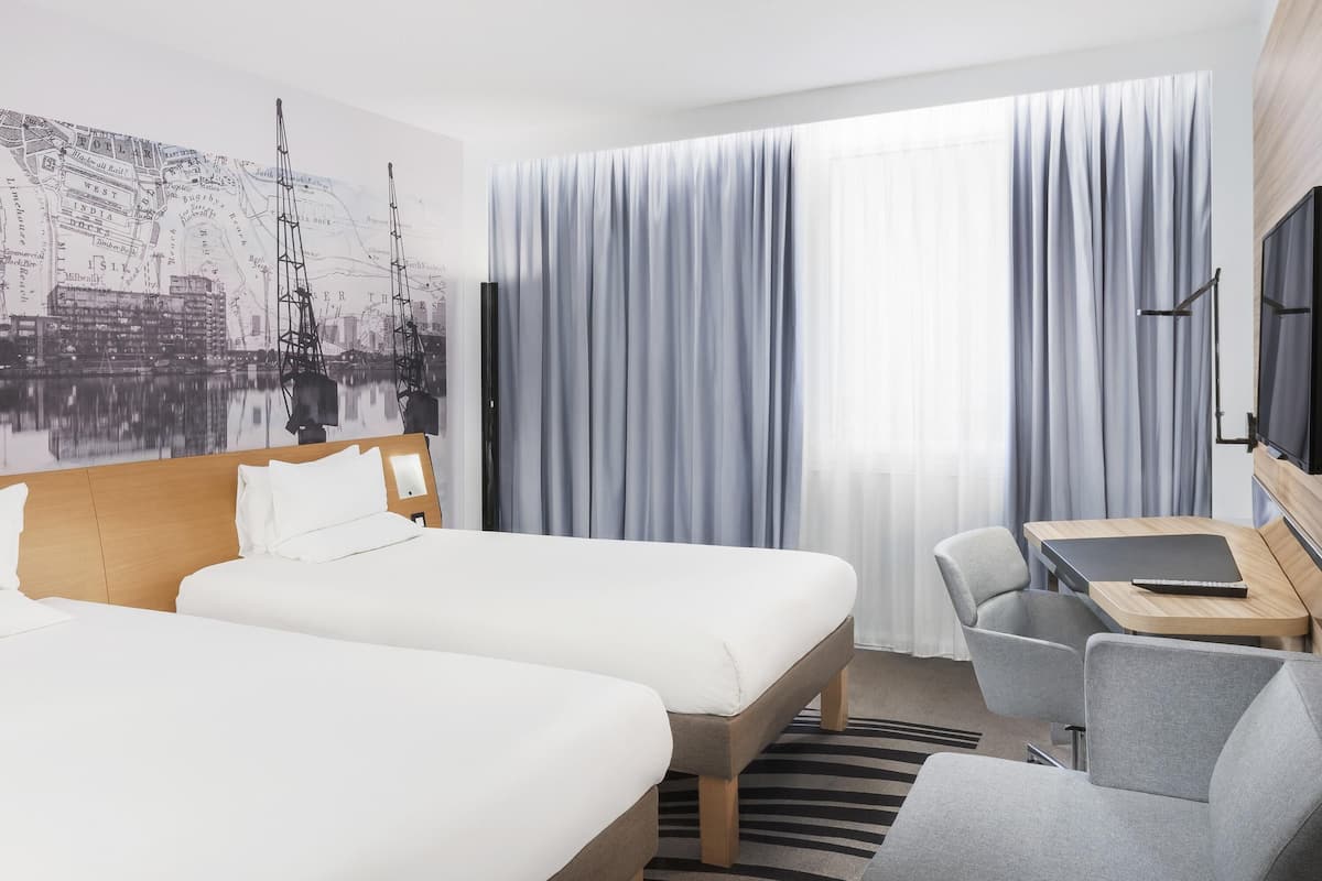 Standard Room, 2 Twin Beds | Minibar, in-room safe, desk, laptop workspace
