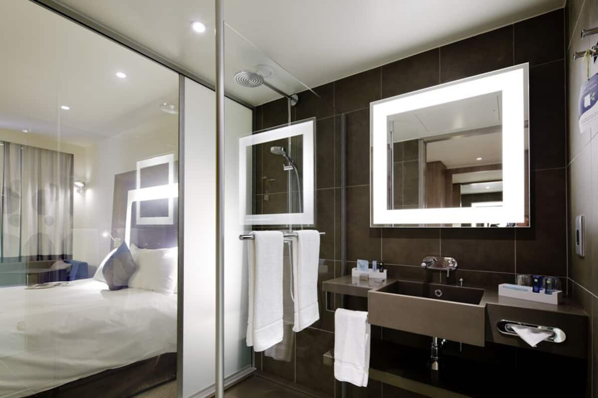 superior room | bathroom | shower, eco-friendly toiletries, hair dryer, towels