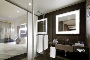 Superior Room | Bathroom