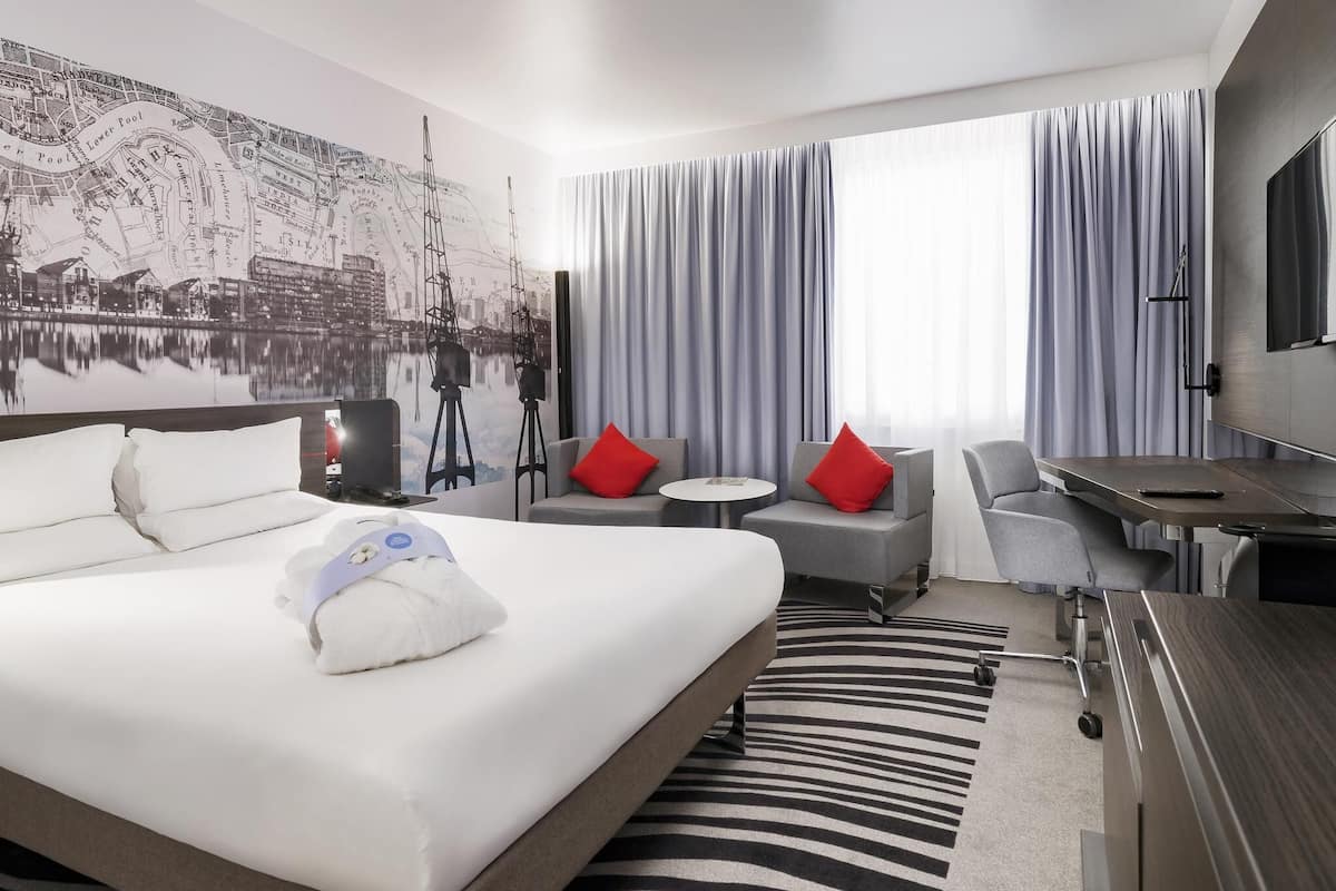 ميني بار وخزنة داخل الغرفة ومكتب ومساحة عمل للكمبيوتر المحمول