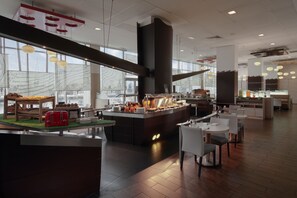 Sarapan bufet setiap hari (GBP 18.10 seorang) 