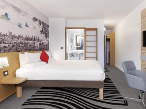 Habitación superior, 1 cama Queen size y sofá cama | Minibar, caja de seguridad en la habitación y escritorio 