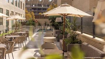 Bar junto a la piscina