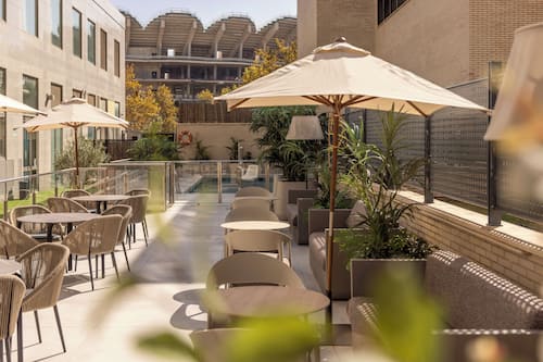 Bar en bord de piscine