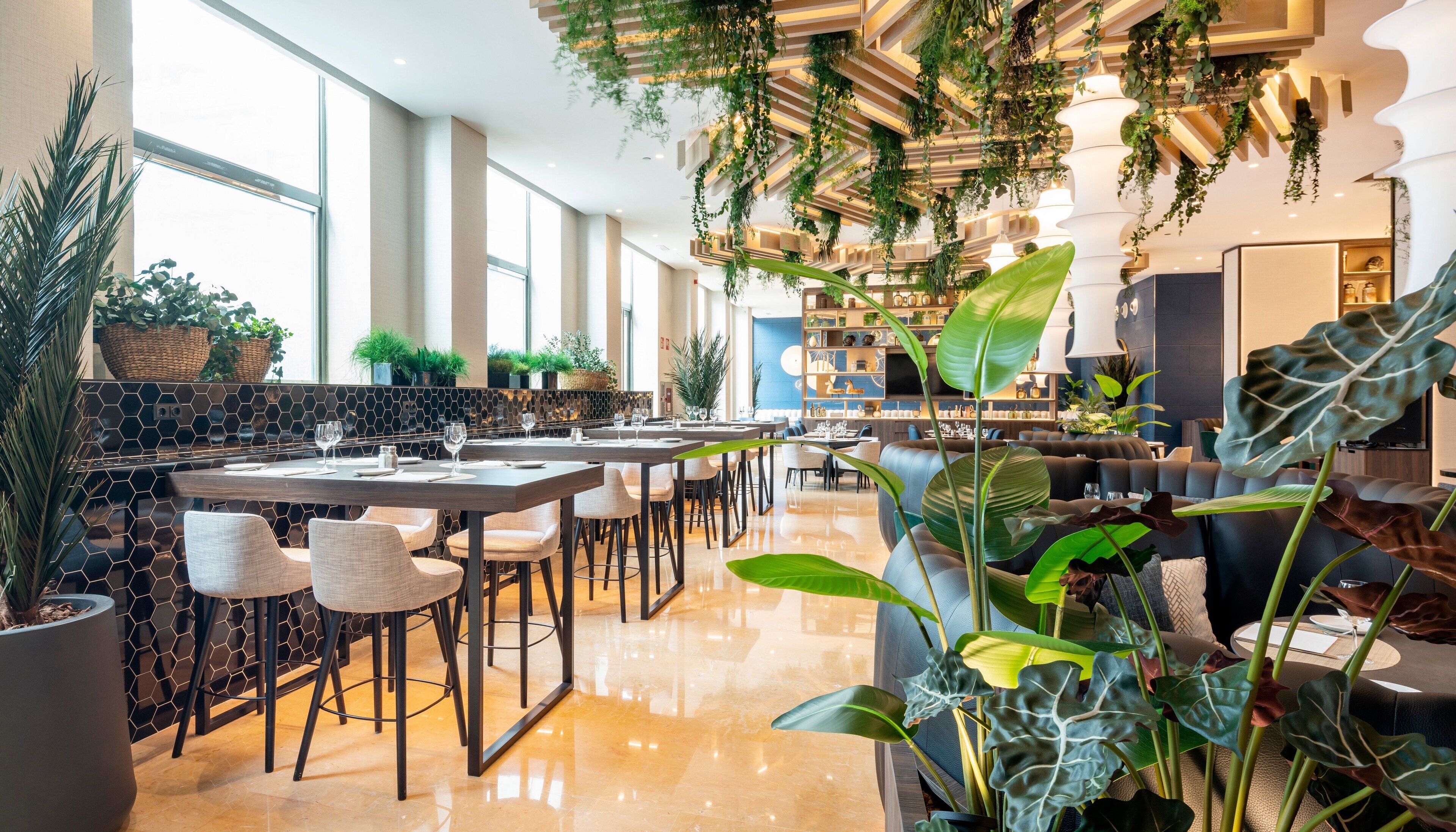 Salón lounge en el lobby, con vista a la piscina, abre todos los días